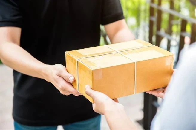 結婚5年，兩胎生女遭拋棄，前夫新婚蜜月交通事故離開，婆婆寄來「包裹」，打開後我呆了！