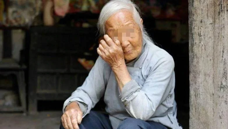 奶奶88歲大壽，4個「親生兒子」沒人來，只有「小孫女」送去一個蛋糕：臨終遺言讓全家傻住！