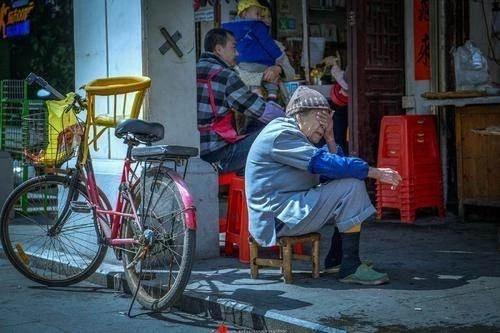 奶奶88歲大壽，4個「親生兒子」沒人來，只有「小孫女」送去一個蛋糕：臨終遺言讓全家傻住！