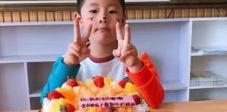 老婆意外去世，我主動「給岳母養老」兒子生日的時聽到敲門聲「看清來人」我哭了！