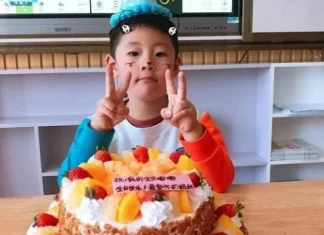 老婆意外去世，我主動「給岳母養老」兒子生日的時聽到敲門聲「看清來人」我哭了！
