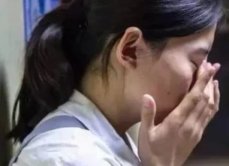 兒子告訴我有個阿姨躺在爸爸身上！我氣得轉動鑰匙把門一打開，眼前畫面讓我說不出話