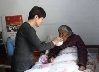 老婆每天24小時照顧我媽4年，媽去世後我就提失婚了，鄰居紛紛拍手叫好！