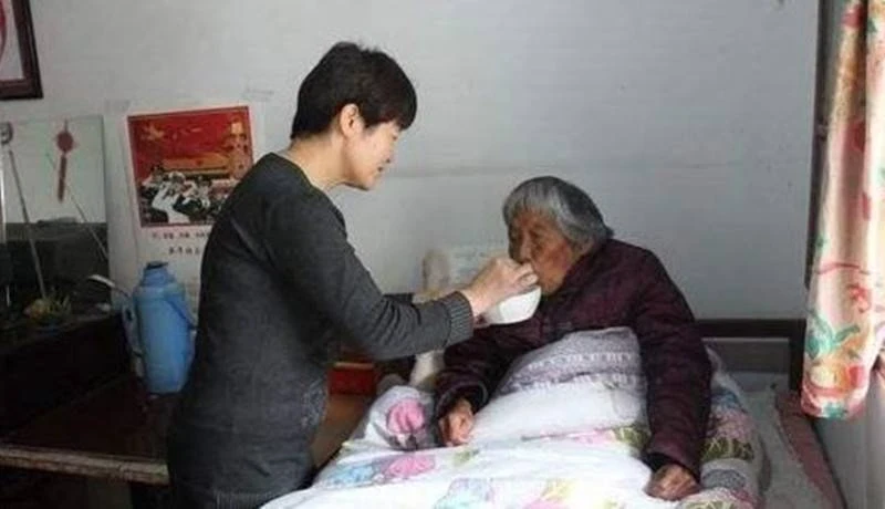 老婆每天24小時照顧我媽4年,媽去世後我就提失婚了,鄰居紛紛拍手叫好!