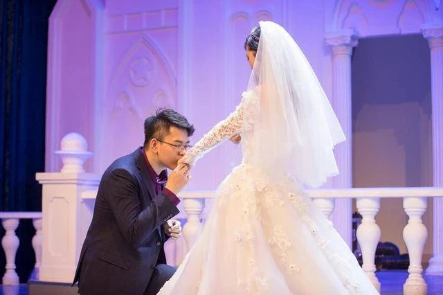 「我去廁所了」！婚禮上新娘消失10分鐘 新郎急壞查監控竟變「局外人」秒放生：是我配不上你