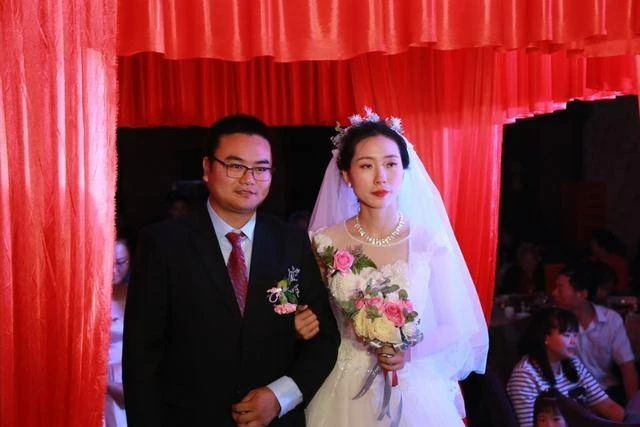 「我去廁所了」！婚禮上新娘消失10分鐘 新郎急壞查監控竟變「局外人」秒放生：是我配不上你
