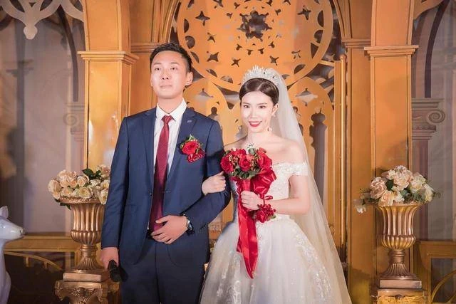 「我去廁所了」！婚禮上新娘消失10分鐘 新郎急壞查監控竟變「局外人」秒放生：是我配不上你