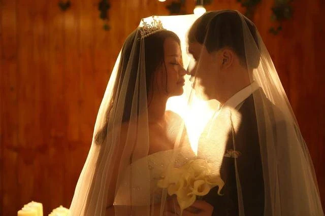 「我去廁所了」！婚禮上新娘消失10分鐘 新郎急壞查監控竟變「局外人」秒放生：是我配不上你
