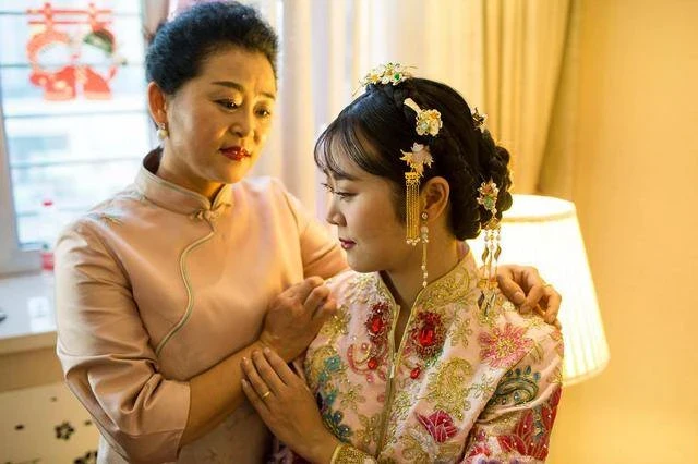 「我去廁所了」！婚禮上新娘消失10分鐘 新郎急壞查監控竟變「局外人」秒放生：是我配不上你