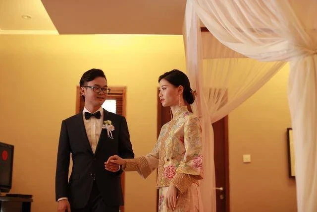 「我去廁所了」！婚禮上新娘消失10分鐘 新郎急壞查監控竟變「局外人」秒放生：是我配不上你