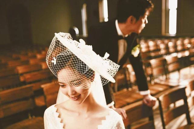 「我去廁所了」！婚禮上新娘消失10分鐘 新郎急壞查監控竟變「局外人」秒放生：是我配不上你