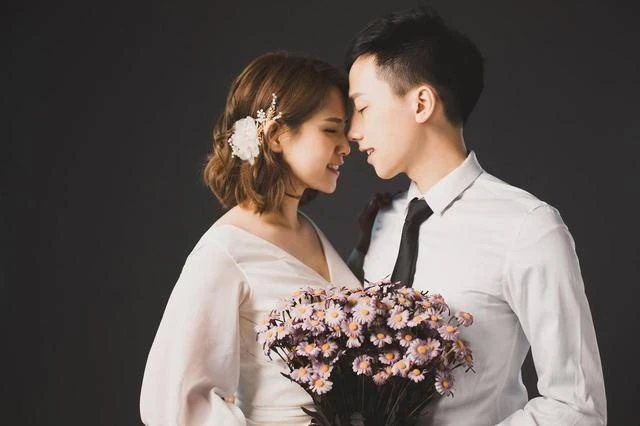 「我去廁所了」！婚禮上新娘消失10分鐘 新郎急壞查監控竟變「局外人」秒放生：是我配不上你