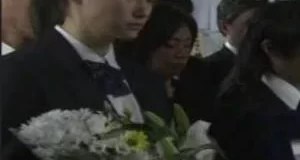 我受邀參加高中女同學的婚禮，我們為了報復全部穿喪服出席，新郎知道後毀了全部