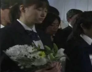 我受邀參加高中女同學的婚禮，我們為了報復全部穿喪服出席，新郎知道後毀了全部
