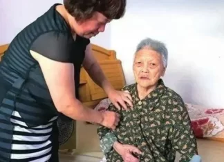 AA制老公伺候癱瘓婆婆，不到半年就崩潰：工資全給你，你伺候我媽