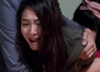 公司來了漂亮女同事，老公有了奇怪舉動，某天竟說：「我愛上她了！我們失婚！」老婆淡淡說：「好！」他當場後悔得無地自容