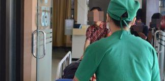 醫院電梯突打開!黑衣女深夜問「有看到我小孩嗎?」 下秒痛哭「突然走向窗戶」護理師嚇壞:腿全麻了