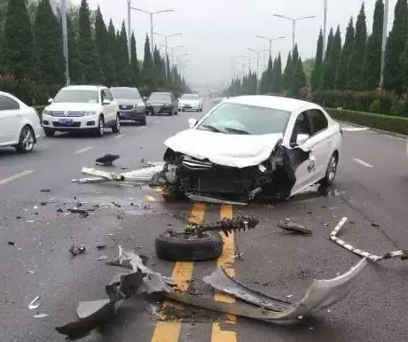 老婆因為交通事故瞎了眼，我失婚娶了她閨蜜，再次見到她，她傳來一則「簡訊」讓我傻眼了！