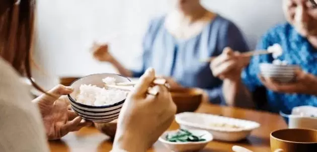 帶女友回家吃飯，媽媽不停用腳踢我，我低頭一看，當場就提分手了！