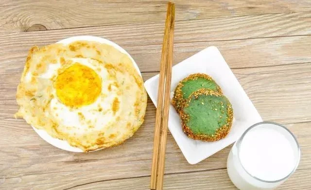 煎雞蛋時，第一步不是倒油，學會正確做法，雞蛋外焦里嫩，不粘鍋