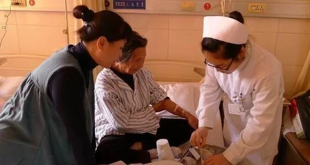 66歲阿姨臥床後才明白： 人到晚年「最親的人只有一個」 不是老伴也不是兒女