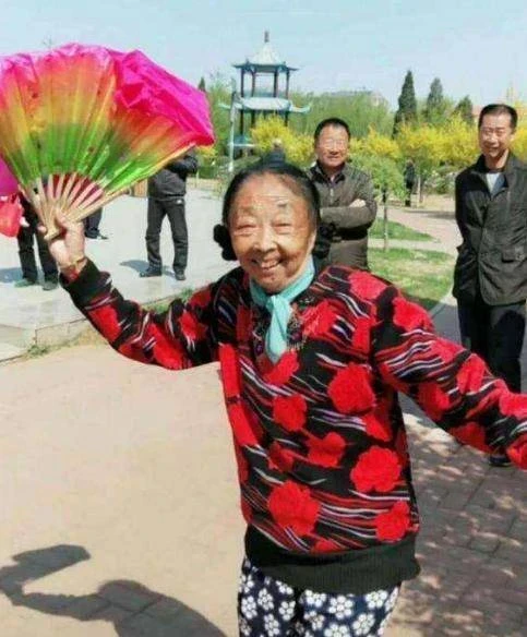 85歲都不能安享晚年！她嫁小32歲丈夫「被當賺錢工具」拋頭露面不顧身體「忙直播」：他一點都不心疼。