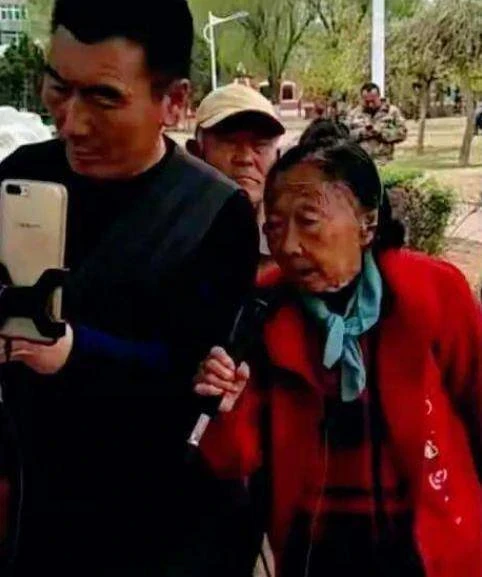 85歲都不能安享晚年！她嫁小32歲丈夫「被當賺錢工具」拋頭露面不顧身體「忙直播」：他一點都不心疼。