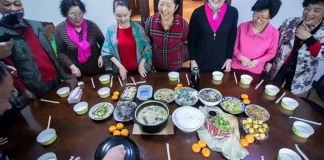 假期全家聚餐！我70歲辛苦「做了一桌菜」也沒人幫忙，吃完後「兒子一句話」我讓他們滾出去