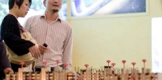接父母到城裡2個月，看到妻子跑了，滿屋廢品，才知道孝順太難了