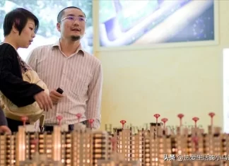 接父母到城裡2個月，看到妻子跑了，滿屋廢品，才知道孝順太難了