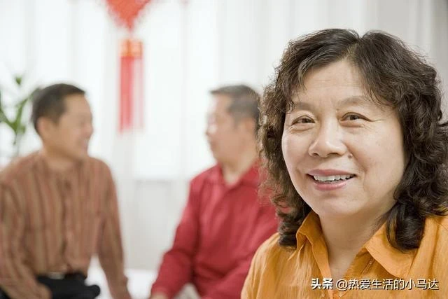 接父母到城裡2個月，看到妻子跑了，滿屋廢品，才知道孝順太難了