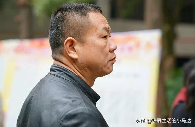 接父母到城裡2個月，看到妻子跑了，滿屋廢品，才知道孝順太難了