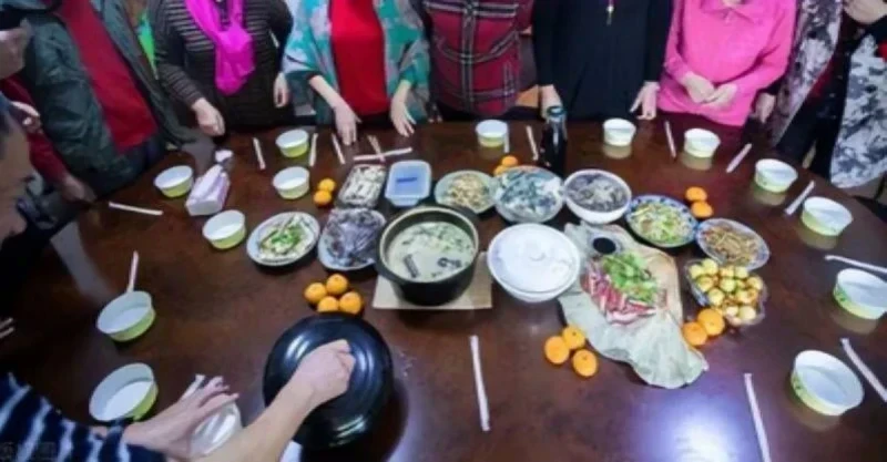 假期全家聚餐，我70歲辛苦「做了一桌菜」也沒有人幫忙，吃完後「兒子一句話」我讓他們滾出去