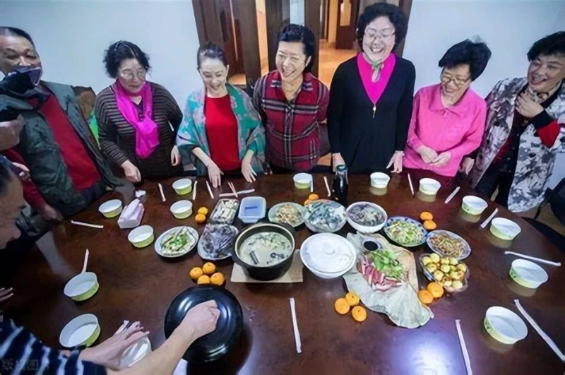 假期全家聚餐，我70歲辛苦「做了一桌菜」也沒有人幫忙，吃完後「兒子一句話」我讓他們滾出去