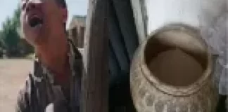 母親意外走後，傻兒子卻無人照顧，鄰居過來幫他做飯，一瞧米缸，連夜搬家!