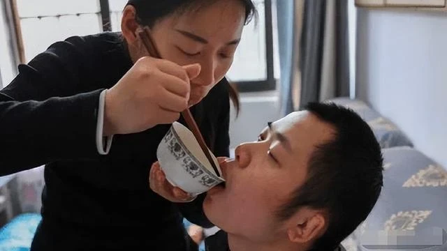 安徽27歲女孩每晚抱著23歲弟弟睡，甚至拒交男友：和弟弟過一輩子