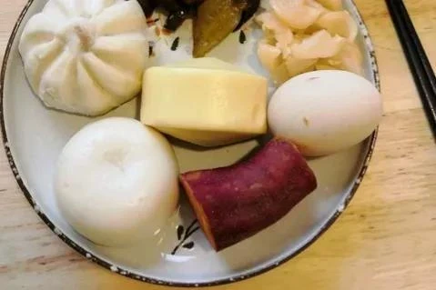 奶奶臨終前囑託院子的樹賣掉後，錢都給爸爸，大伯非要來爭，兩人差點大打出手。直到爸爸接了一通電話，當場老淚縱橫…