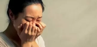 大兒子買房請客慶祝，弟弟一家不來，爸爸黑著臉，媽媽掀桌摔筷子！
