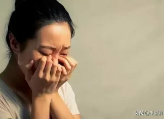 大兒子買房請客慶祝，弟弟一家不來，爸爸黑著臉，媽媽掀桌摔筷子！
