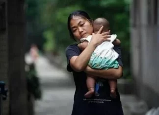 我跟女兒被前夫趕出家門，臨走前婆婆塞東西到女兒的背包裡，看到放在背包裡的東西我痛哭流涕！