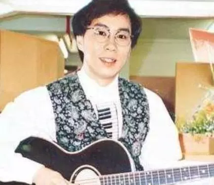 來不及復出！歌王重回歌壇「49歲卻出意外」後半生坐輪椅 妻選擇離開「67歲獨住養老院」嘗盡人情冷暖！
