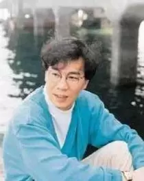 來不及復出！歌王重回歌壇「49歲卻出意外」後半生坐輪椅 妻選擇離開「67歲獨住養老院」嘗盡人情冷暖！