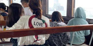 接地氣!51歲知名女星「帶兒女搭渡輪」親民模樣曝光~「皮膚細緻如少女」優雅依舊