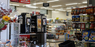 超商值大夜班「包裹竟發出聲響」!店員朝洞口一看嚇壞:太缺德了