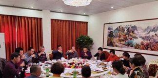以前我們班感情很好! 到現在都還「每年辦同學會」持續了幾十年,今年聚餐時間快到了,班長突然在群組裡宣布:「今年開始改成AA制,每人請交1200元!」 我覺得很合理,沒想到幾個小時後「我再打開群組」傻眼了:人性啊…