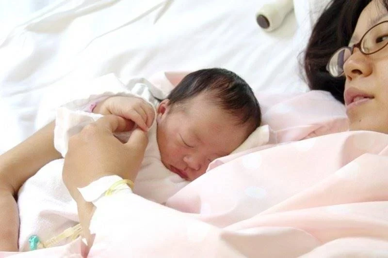 我把小三生的孩子接回家後，老婆竟每晚九點打扮漂亮地出門，一路跟蹤，結果被我看到這一幕...