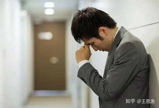 我把小三生的孩子接回家後，老婆竟每晚九點打扮漂亮地出門，一路跟蹤，結果被我看到這一幕...