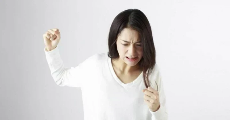 我把小三生的孩子接回家後，老婆竟每晚九點打扮漂亮地出門，一路跟蹤，結果被我看到這一幕...