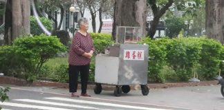 整天都沒人光顧!無助阿嬤「路邊賣雞蛋糕」網友好心搶購 在地人「不小心曝身分」網:眼淚收回來了
