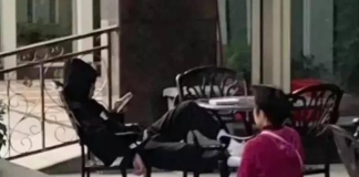 慈母多敗兒!媽媽「當街下跪1小時」求9歲兒上學 兒竟「拍照5字PO網」網怒罵:太不孝了